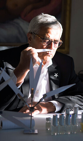 François Demachy oliendo muestras de perfumes