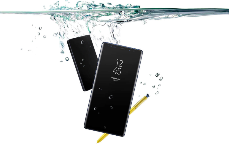 El Galaxy Note 9 es resistente al agua y al polvo, podás sumergirlo hasta metro y medio sin problemas, gracias a su certificación IP68